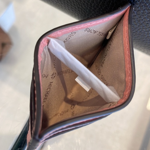 MICHAEL KORS
Reed Large Pebbled Leather Card Holder Case
Primrose 
NWT - Picture 4 of 16